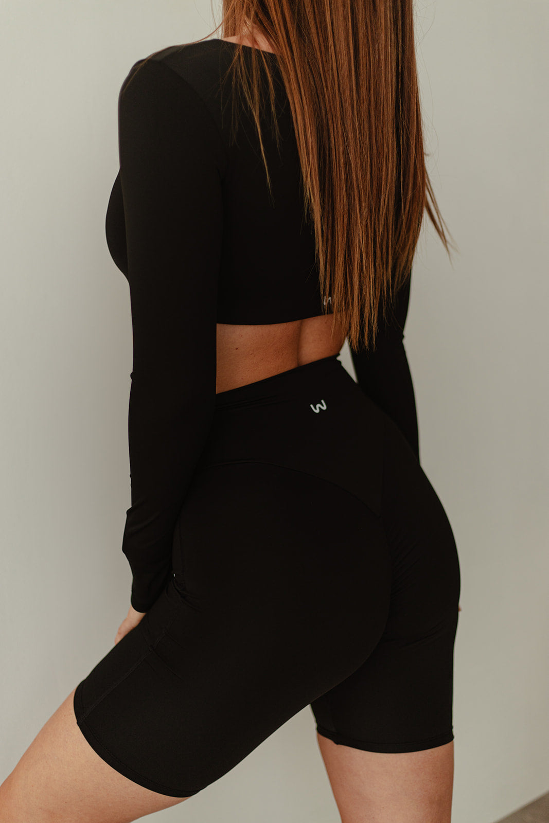 Krátky top s dlouhým rukávem CONFIDENCE BLACK