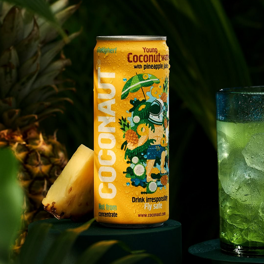 Detail čírej kokosovej vody s ananásom – ľahká, svieža a pitná