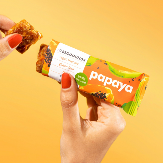 Detail textúry tyčinky s papájou a bezgluténovými ovsenými vločkam