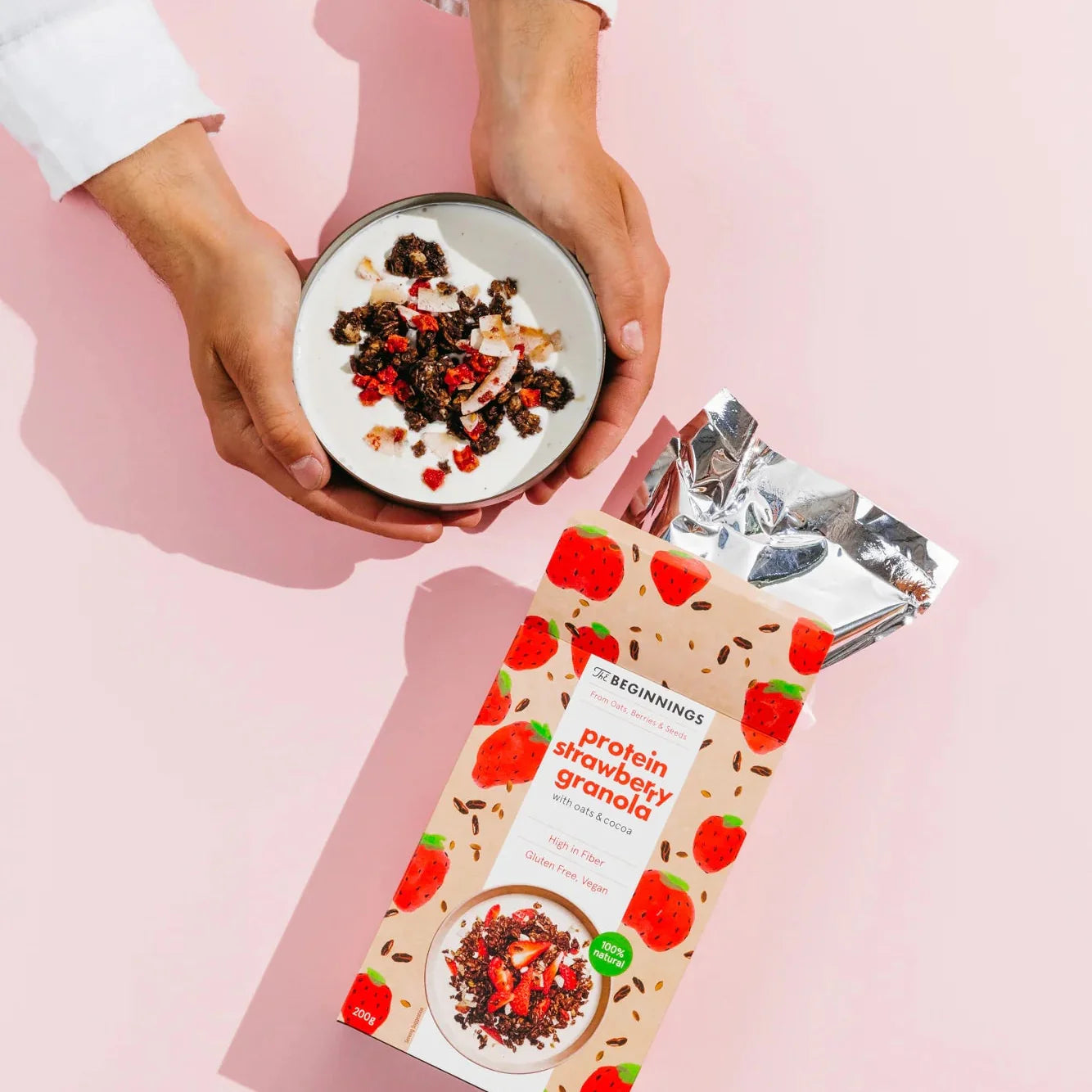 Detail chrumkavej granoly s lyofilizovanými jahodami a kakaovými bôbmi